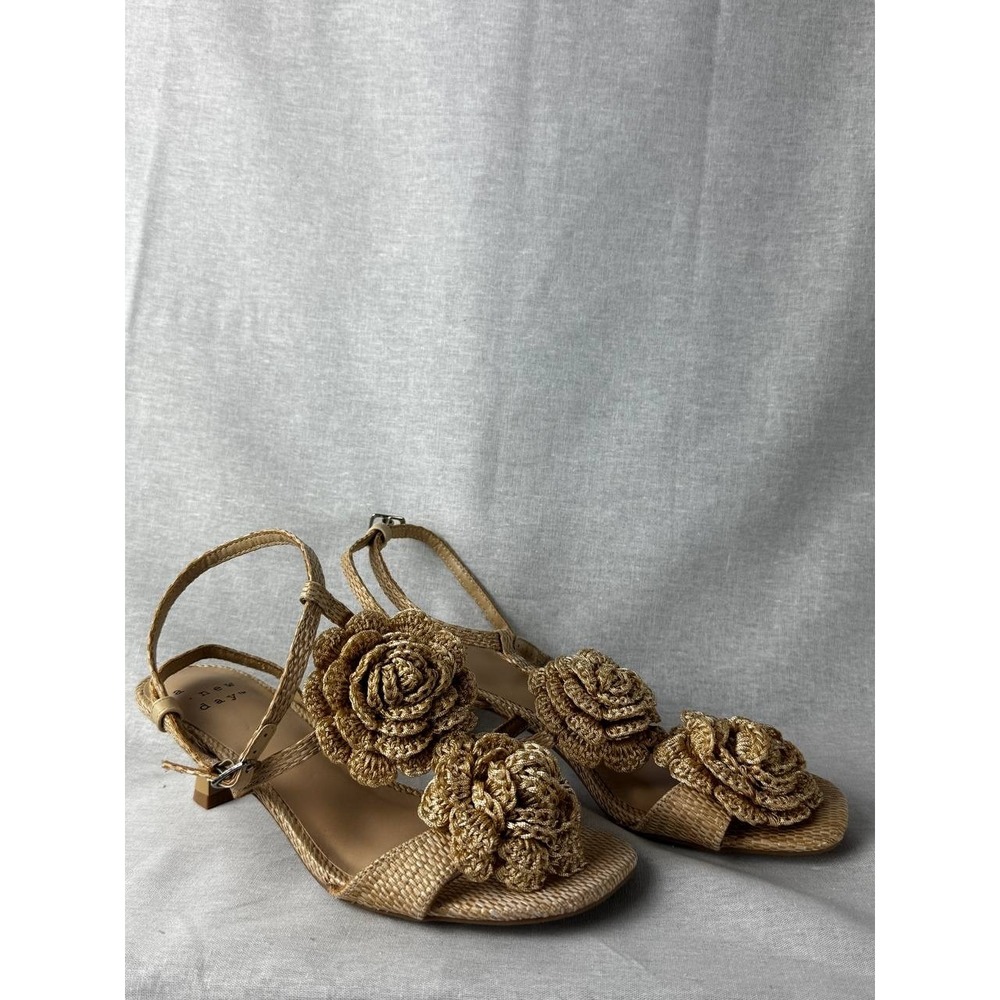 A New Day Tan Woven Raffia Crochet‎ Flower Kitten Heel Sandals Size 6 Rose Straw